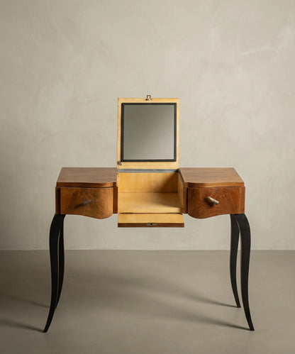 Tocador de nogal en posición de uso con espejo vertical y superficie de trabajo despejada.