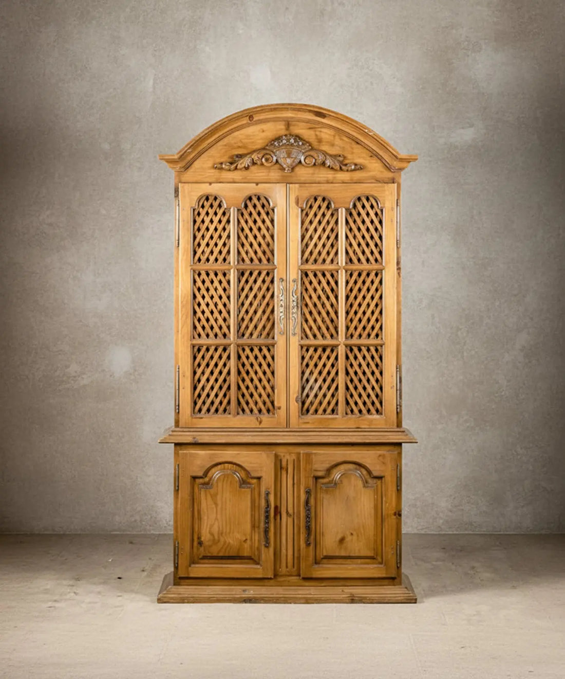 Vista completa frontal de la alacena cerrada destacando la simetría y el diseño rústico noble.