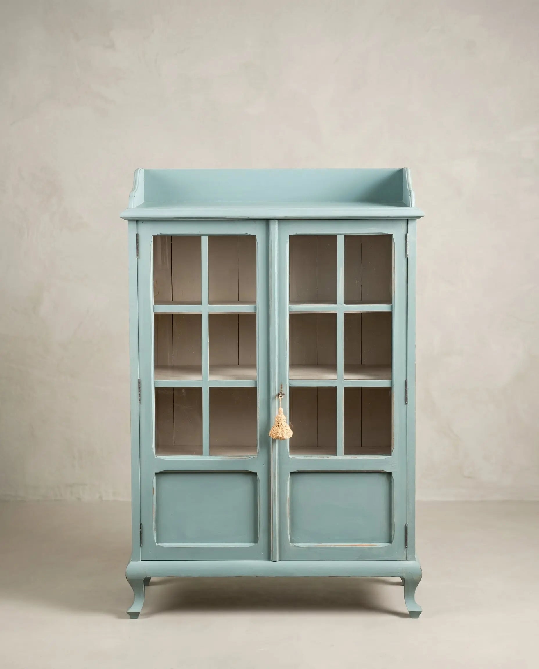Vitrina lacada en azul cielo con puertas cerradas y galería superior — Antique Arte y Decoración