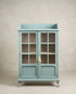 Vitrina lacada en azul cielo con puertas cerradas y galería superior — Antique Arte y Decoración