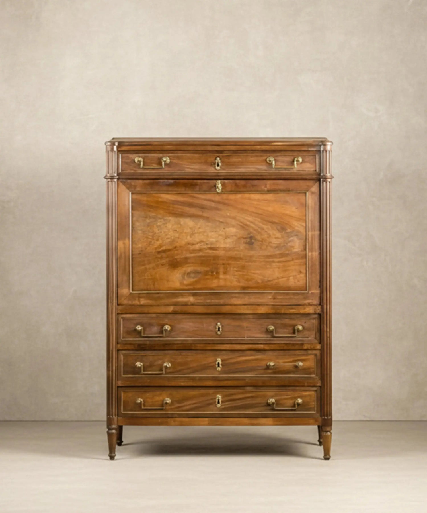 Secreter antiguo de nogal del siglo XIX estilo Luis XVI con pilastras estriadas y cajones.