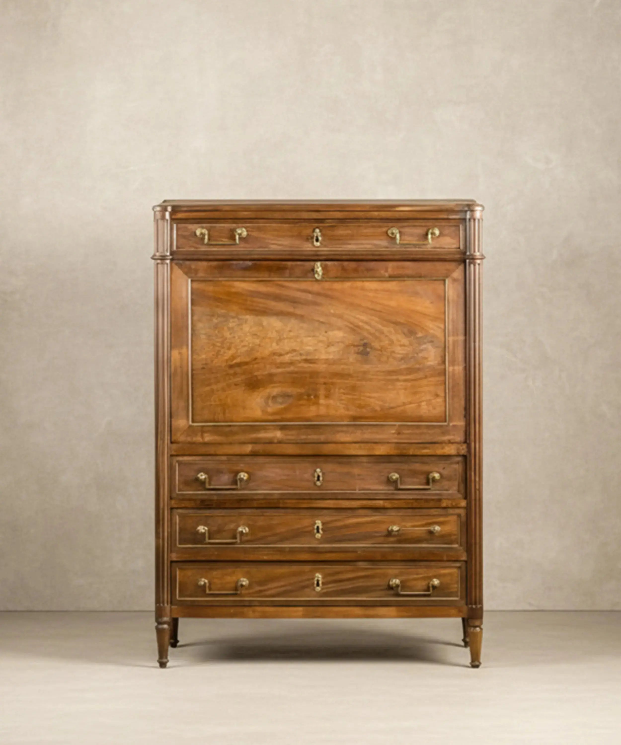 Secreter antiguo de nogal del siglo XIX estilo Luis XVI con pilastras estriadas y cajones.