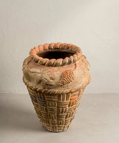 Macetero antiguo de terracota con relieve de cestería y motivos florales