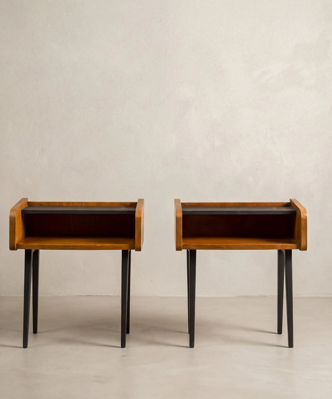 Pareja de mesitas de noche vintage Mid-Century de madera de teca y patas negras anguladas.