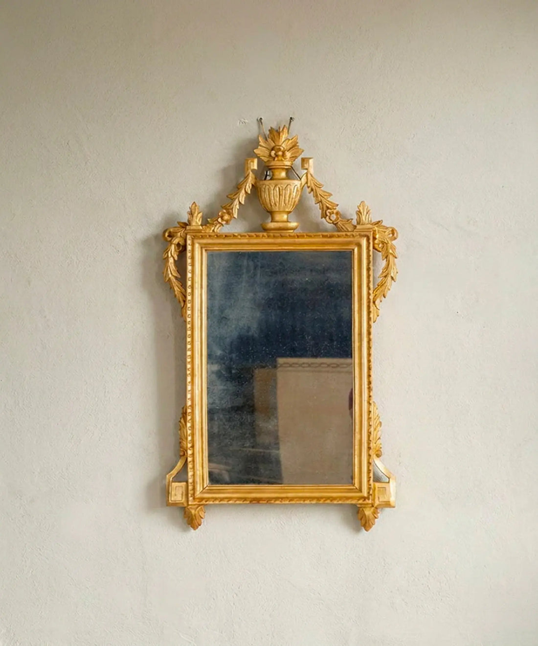 Espejo antiguo dorado al pan de oro estilo Luis XVI vista frontal — Antique Arte y Decoración