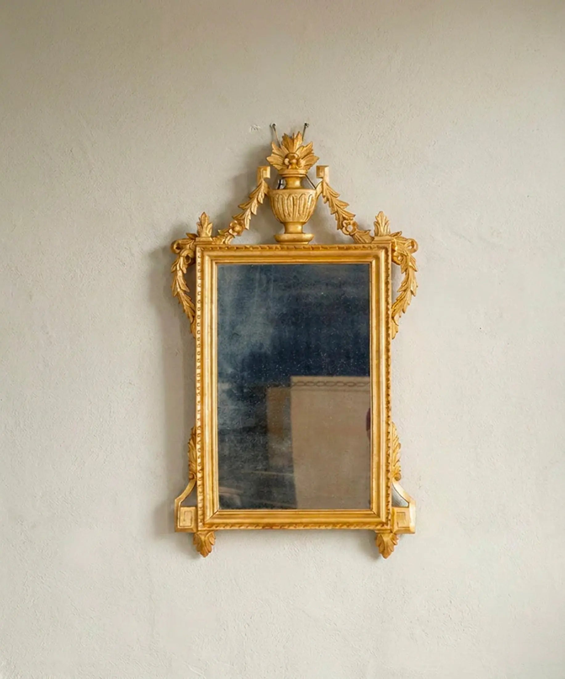 Espejo antiguo dorado al pan de oro estilo Luis XVI vista frontal — Antique Arte y Decoración