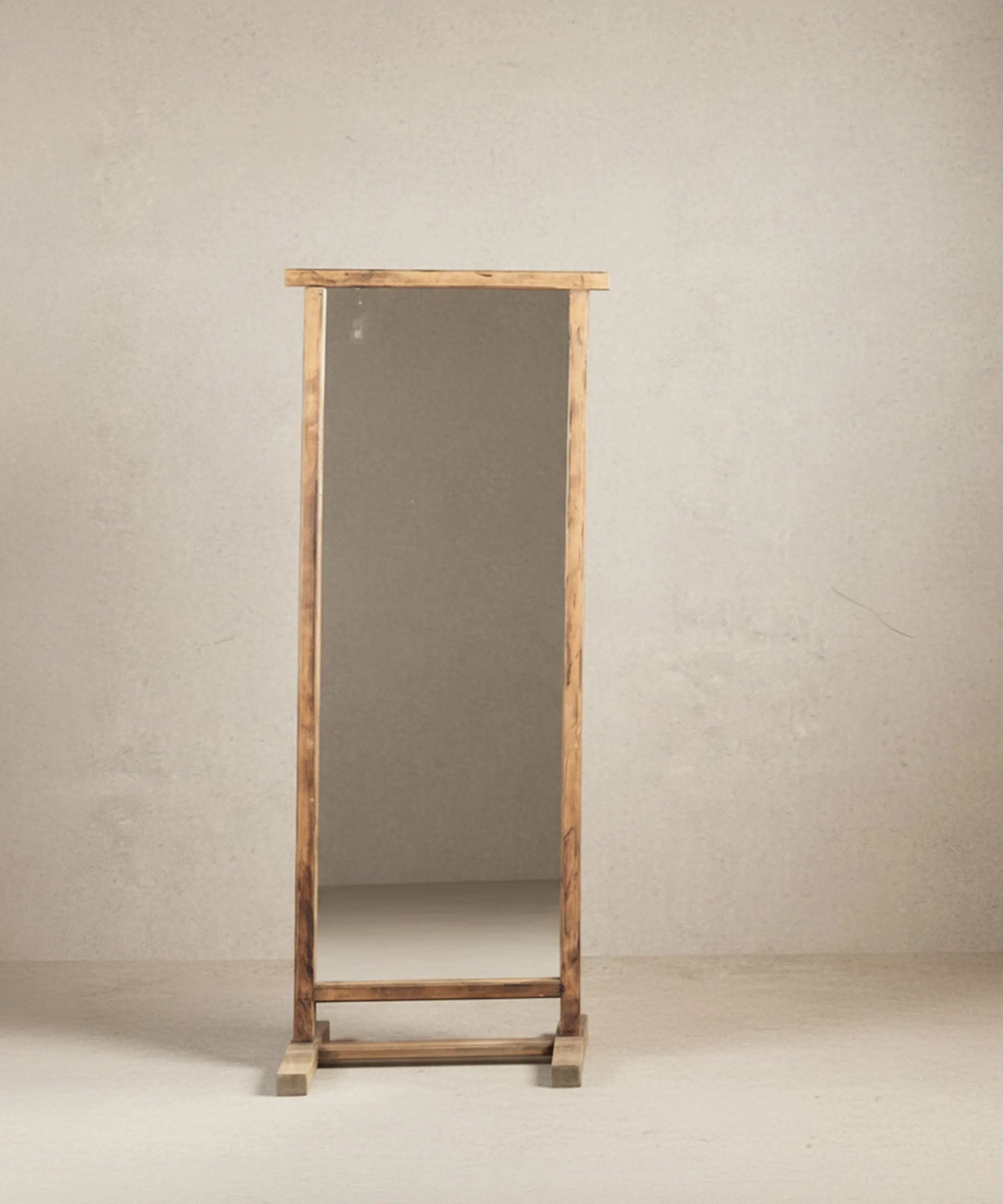 Espejo vestidor de suelo rústico con marco de madera natural recta.