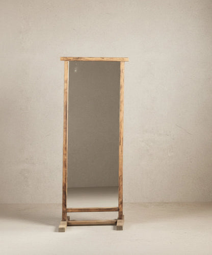 Espejo vestidor de suelo rústico con marco de madera natural recta.