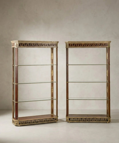 Pareja de grandes estanterías vintage de metal forjado y cristal estilo Hollywood Regency.