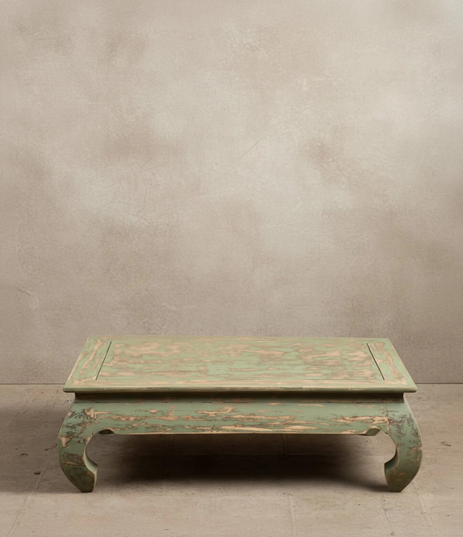 Vista de las patas curvas estilo Chow en mesa de centro rústica vintage.