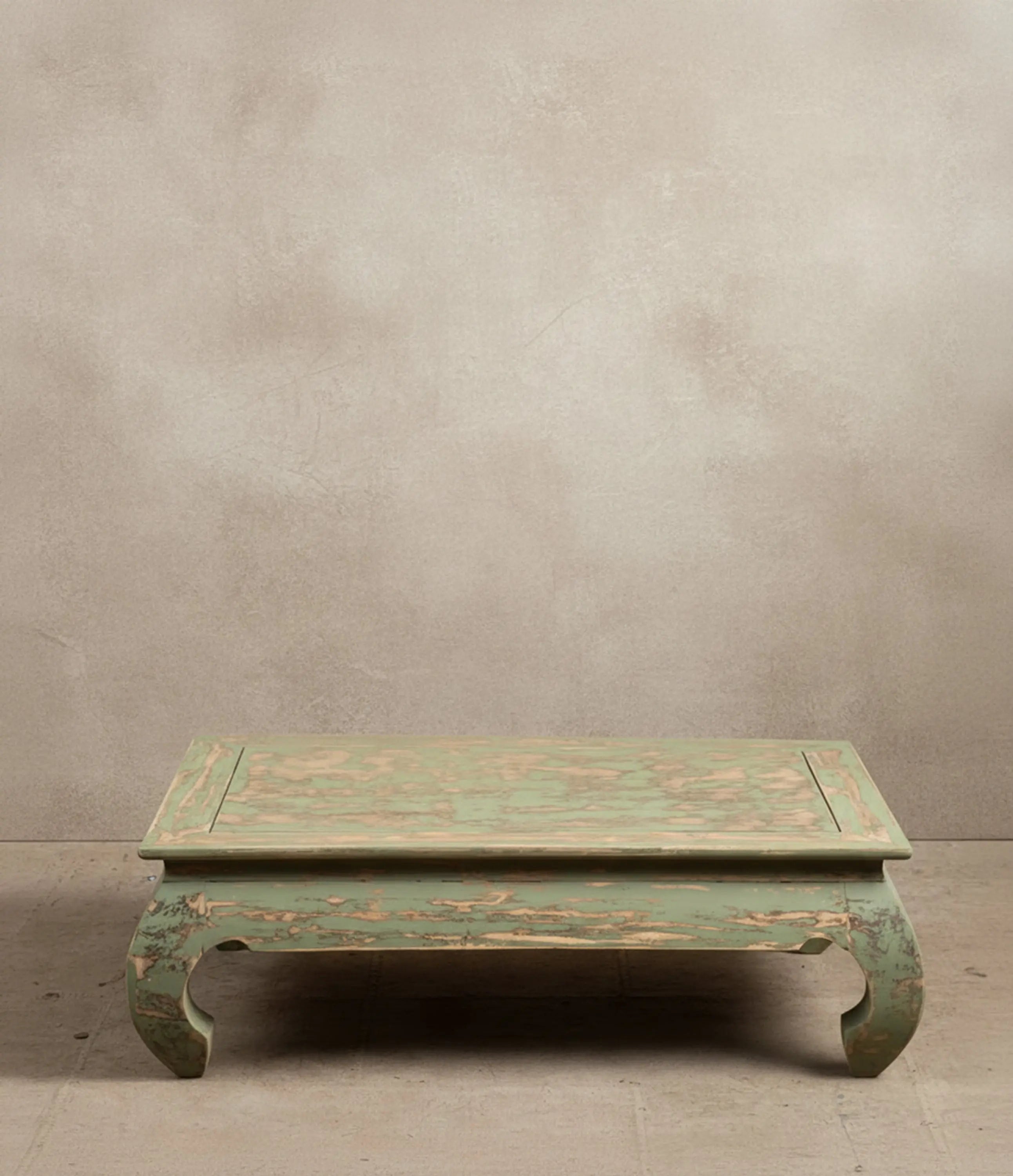 Vista de las patas curvas estilo Chow en mesa de centro rústica vintage.