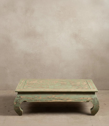 Vista de las patas curvas estilo Chow en mesa de centro rústica vintage.