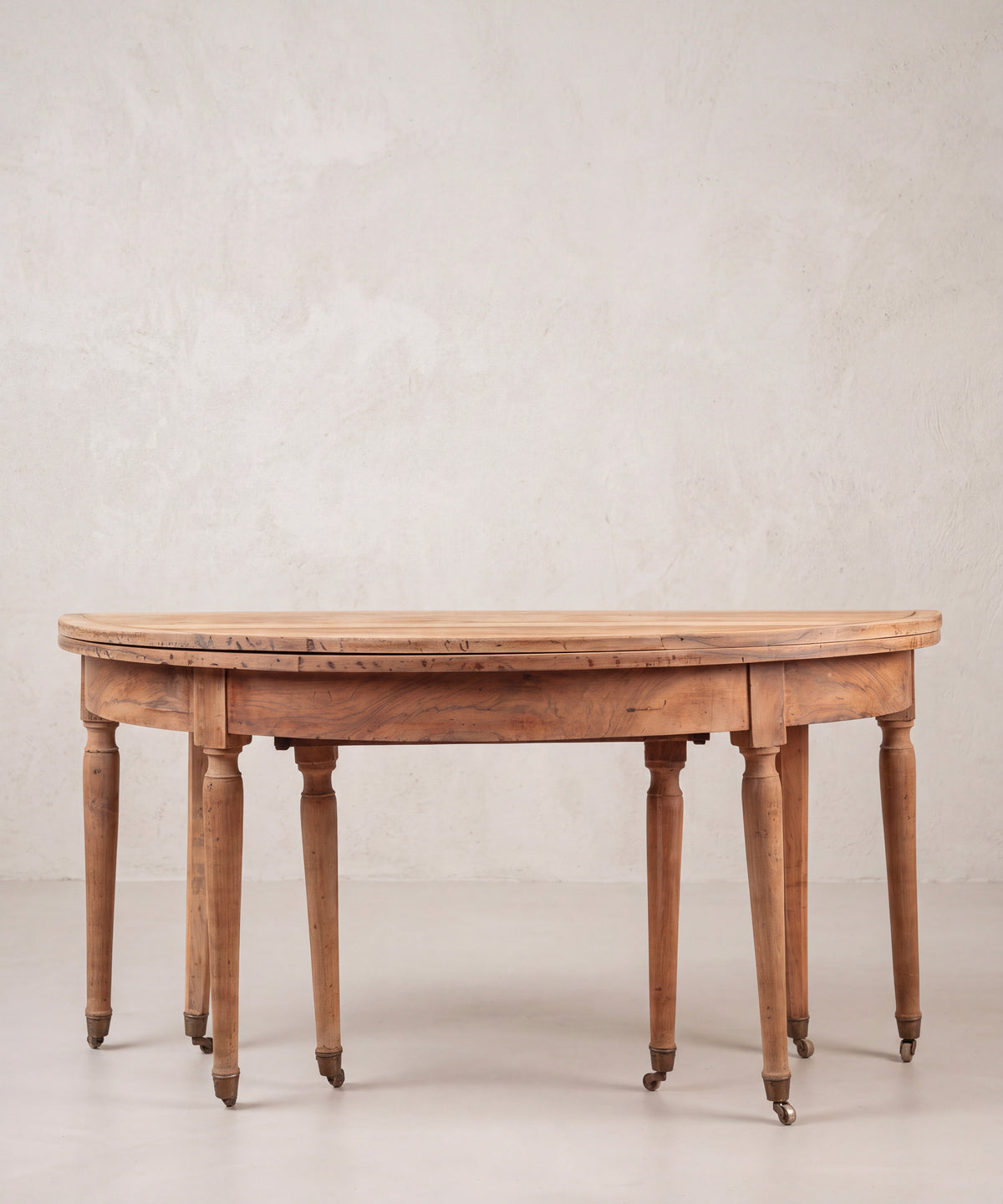 Consola demi-lune de nogal cerrada vista frontal ocho patas torneadas — Antique Arte y Decoración
