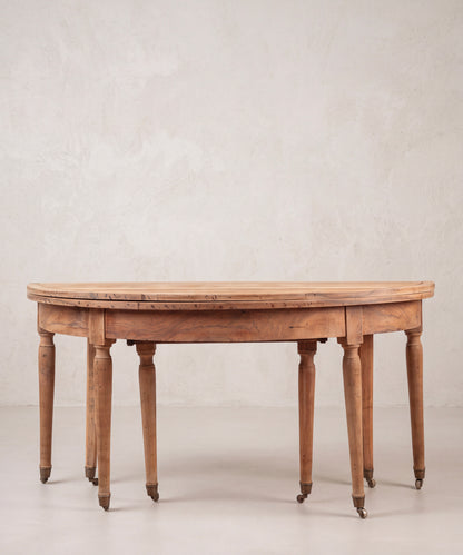 Consola demi-lune de nogal cerrada vista frontal ocho patas torneadas — Antique Arte y Decoración