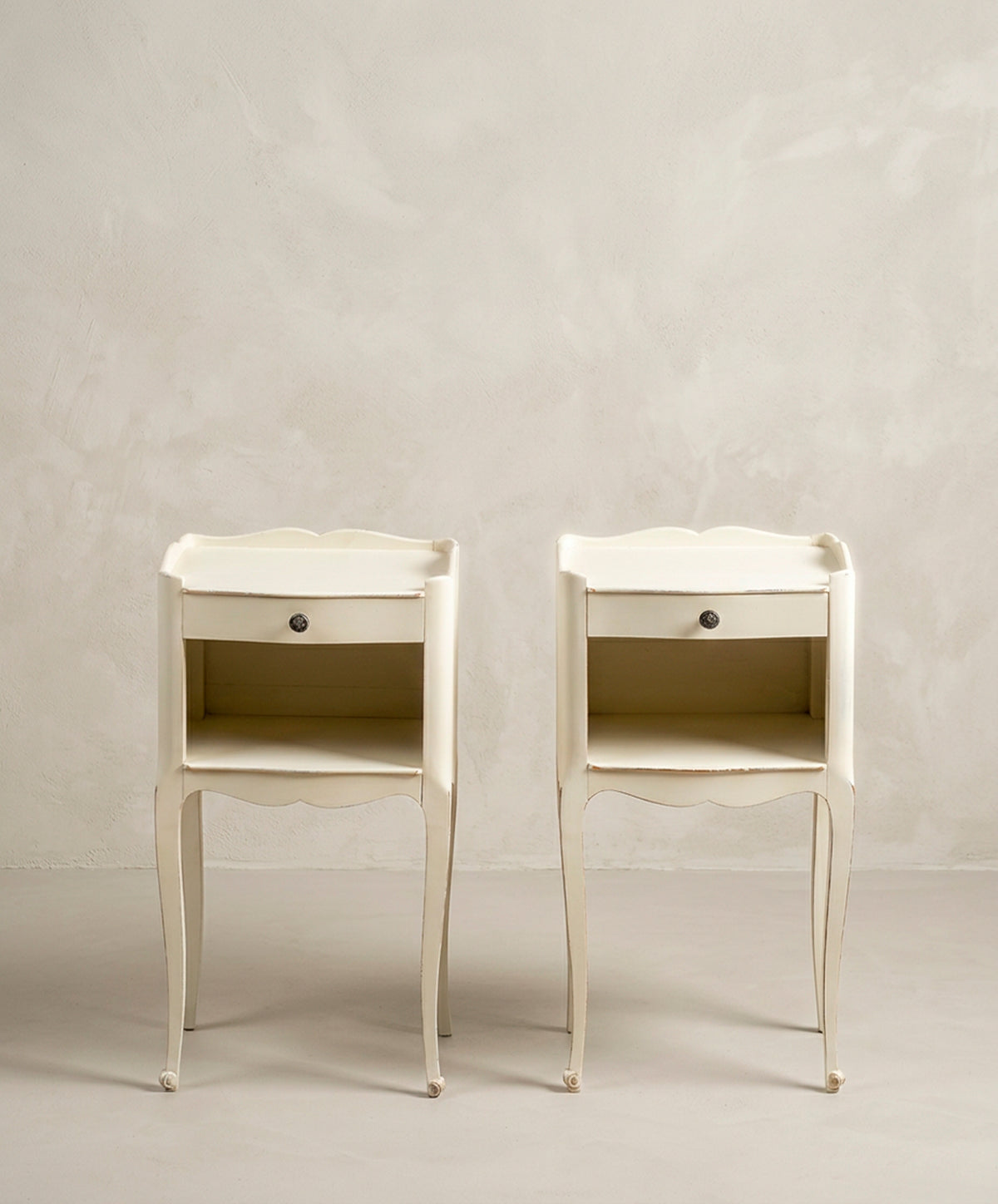 Pareja de Mesitas de Noche Vintage en Blanco Decapado | Estilo Luis XV.