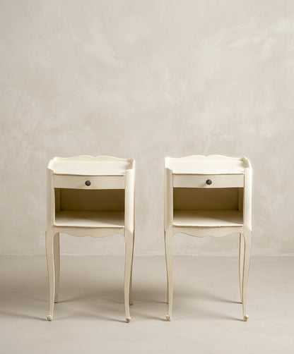 Pareja de Mesitas de Noche Vintage en Blanco Decapado | Estilo Luis XV.