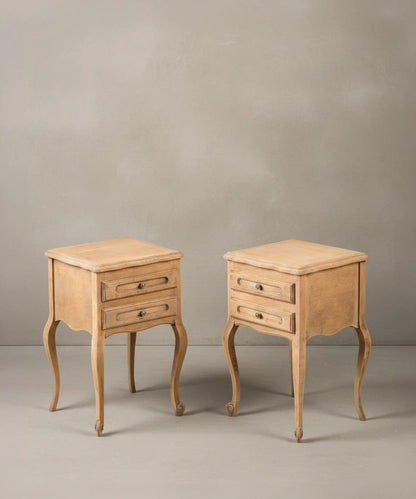 Ángulo lateral de dos mesillas de noche de madera descapada mostrando las curvas de las patas cabriolé.