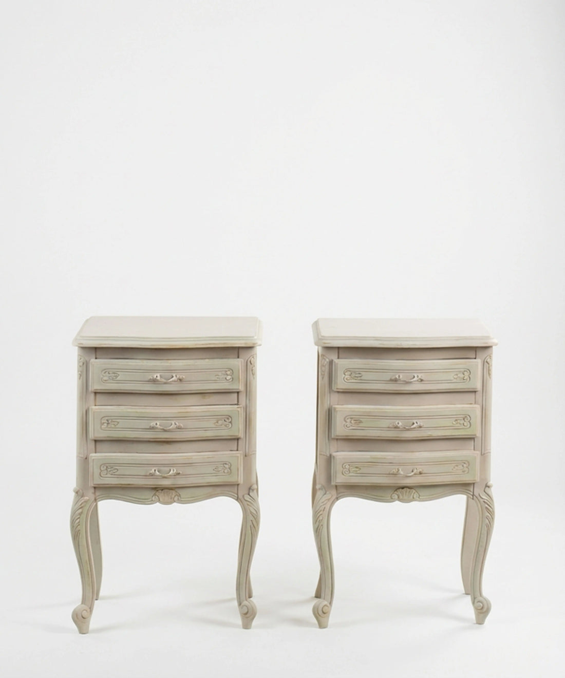 Pareja de mesitas de noche de estilo provenzal en gris envejecido