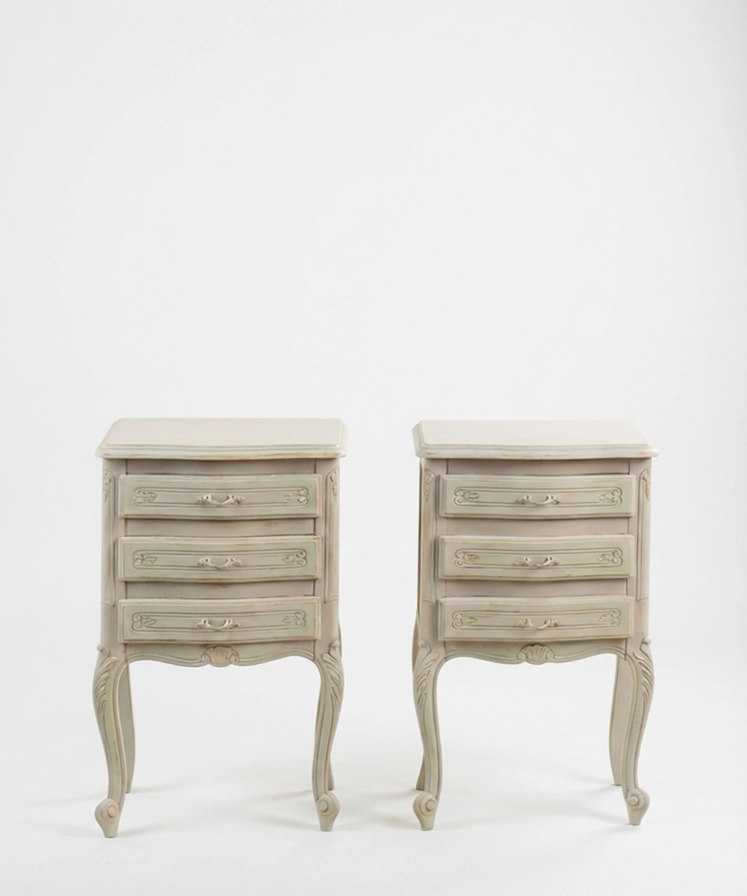 Pareja de mesitas de noche de estilo provenzal en gris envejecido