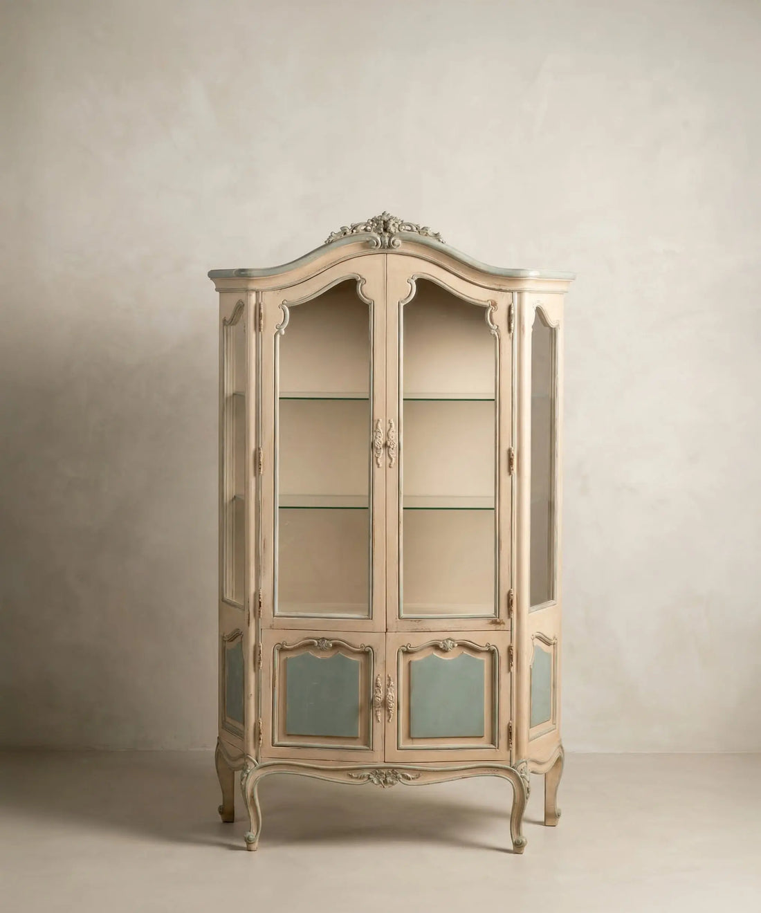 Gran vitrina vintage de madera estilo Luis XV pintada en beige y verde salvia decapé.