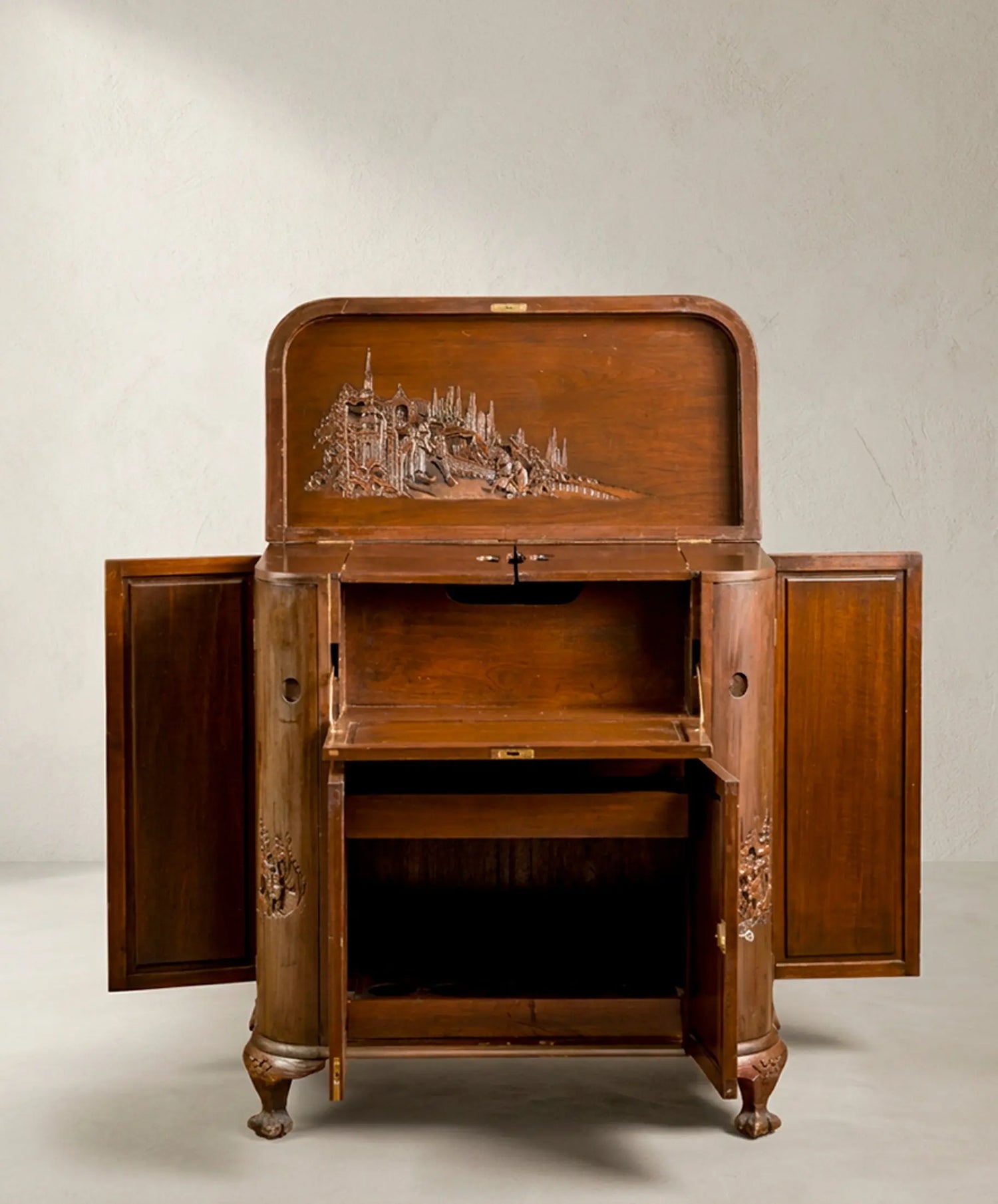 Mueble bar vintage totalmente abierto de frente con escena tallada en la tapa — Antique Arte y Decoración
