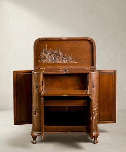 Mueble bar vintage totalmente abierto de frente con escena tallada en la tapa — Antique Arte y Decoración