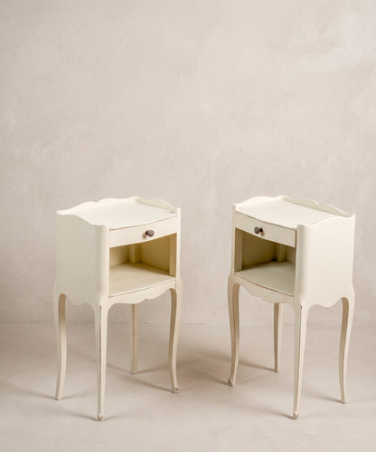 Pareja de Mesitas de Noche Vintage en Blanco Decapado | Estilo Luis XV.