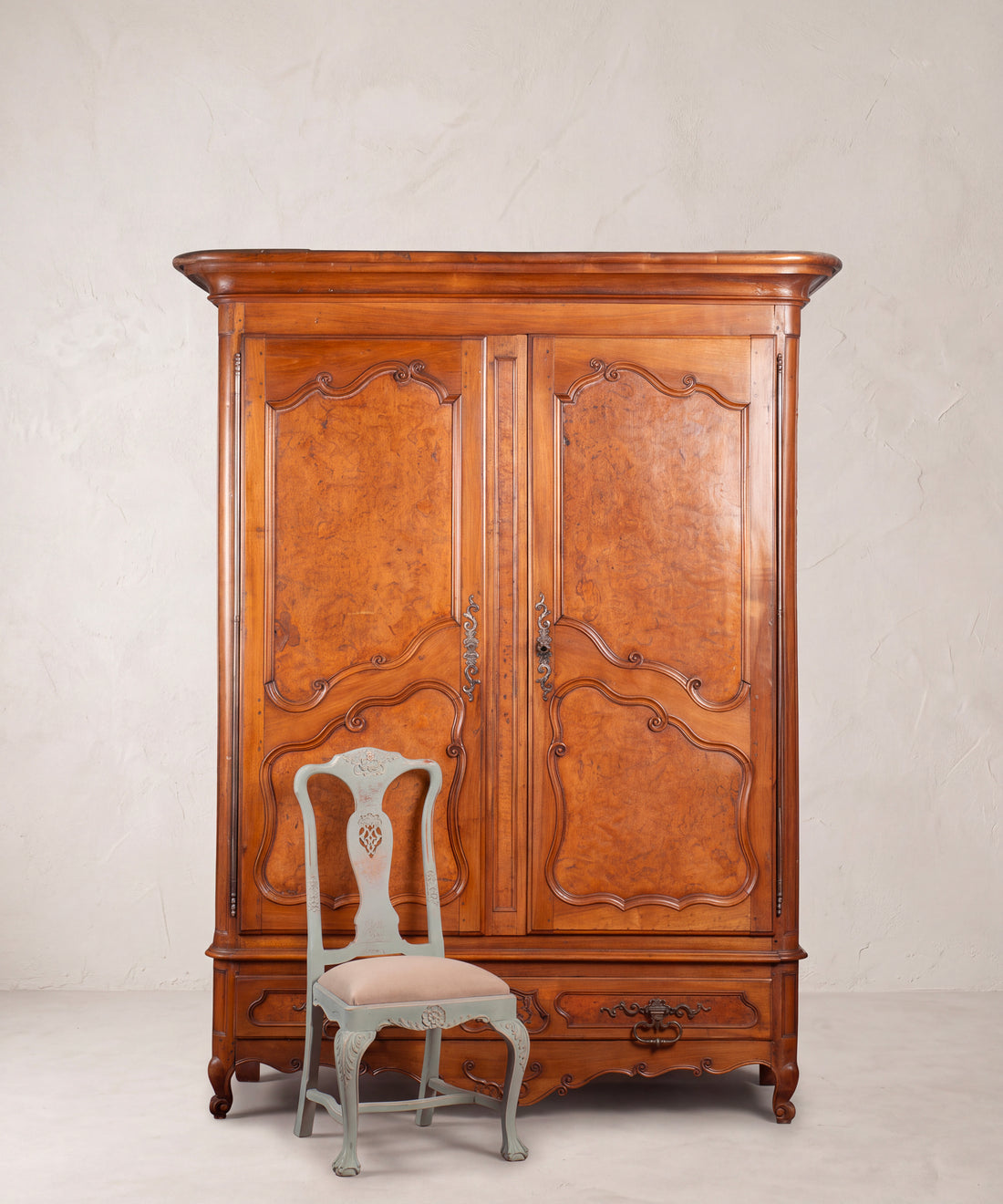Armario antiguo francés Luis XV de cerezo y raíz de olmo, vista frontal — Antique Arte y Decoración