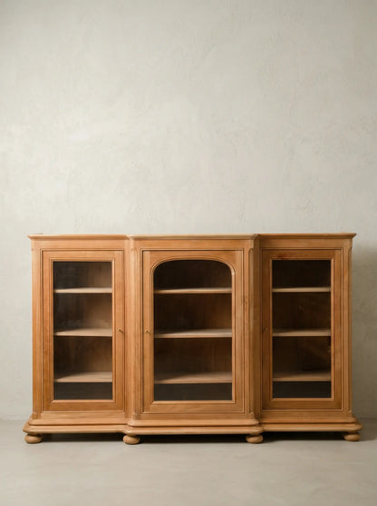 Vitrina aparador de tres cuerpos en madera de cerezo vista frontal sobre fondo neutro.