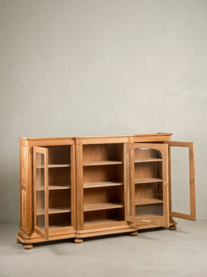 Aparador vitrina con puertas abiertas mostrando la capacidad de almacenaje y herrajes.