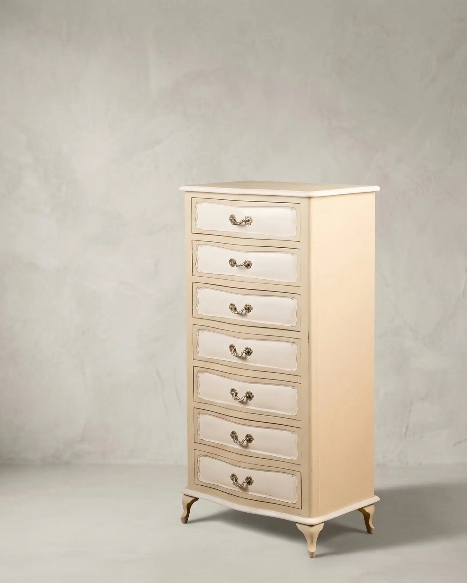 Lateral de mueble semanario provenzal resaltando la esbeltez del diseño y la calidad de la pátina artesanal.