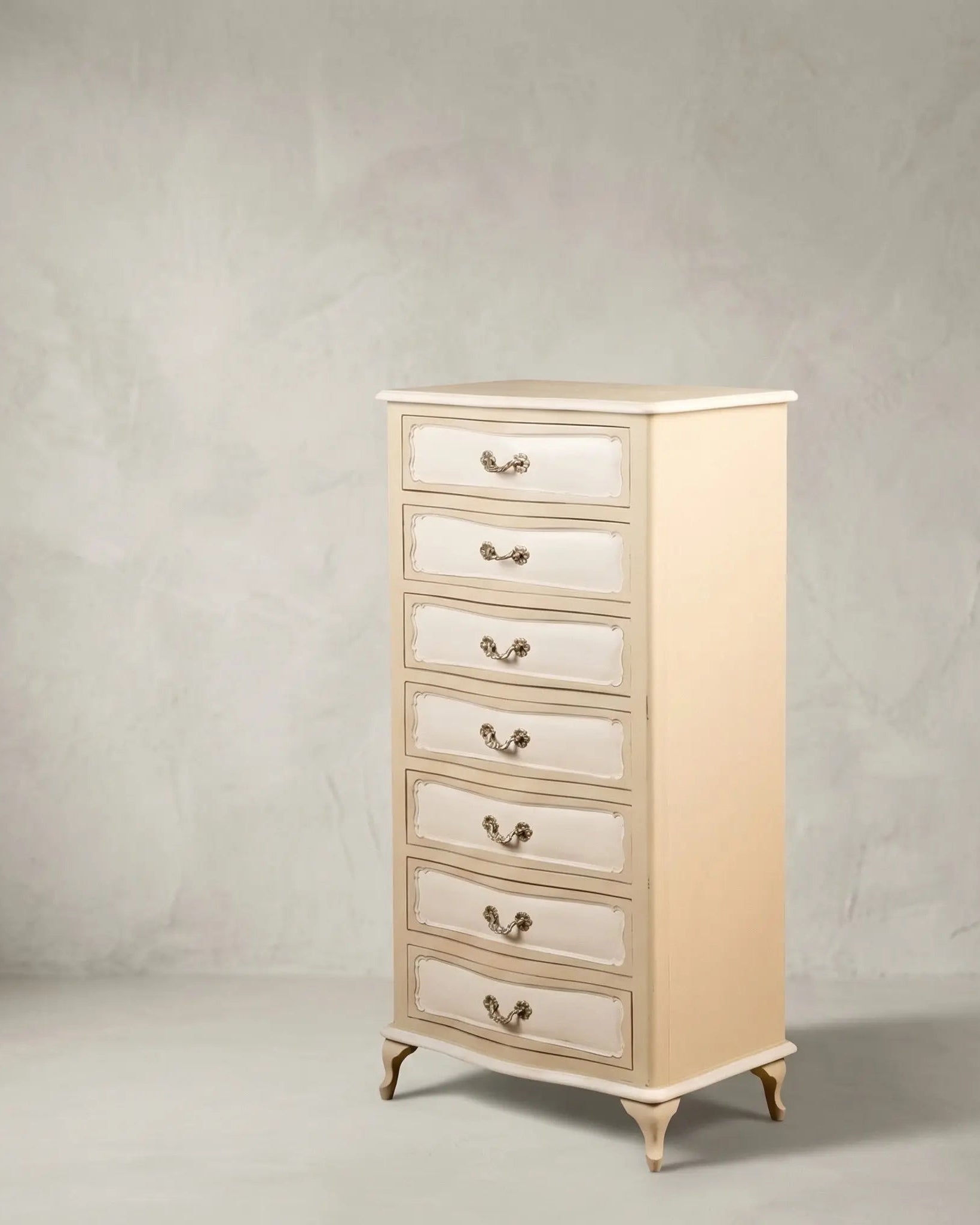 Lateral de mueble semanario provenzal resaltando la esbeltez del diseño y la calidad de la pátina artesanal.