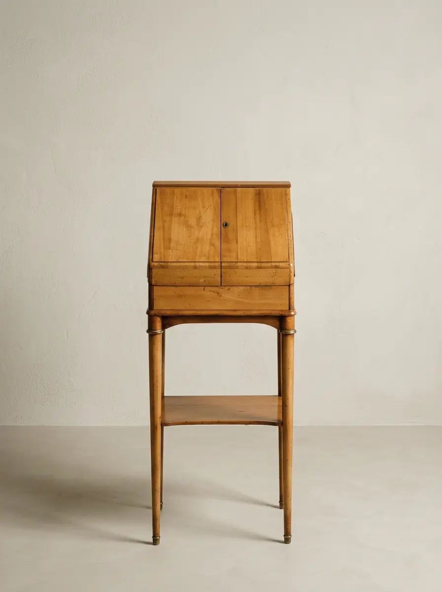 Mueble secreter auxiliar vintage de madera estilo náutico con patas altas y herrajes de latón.