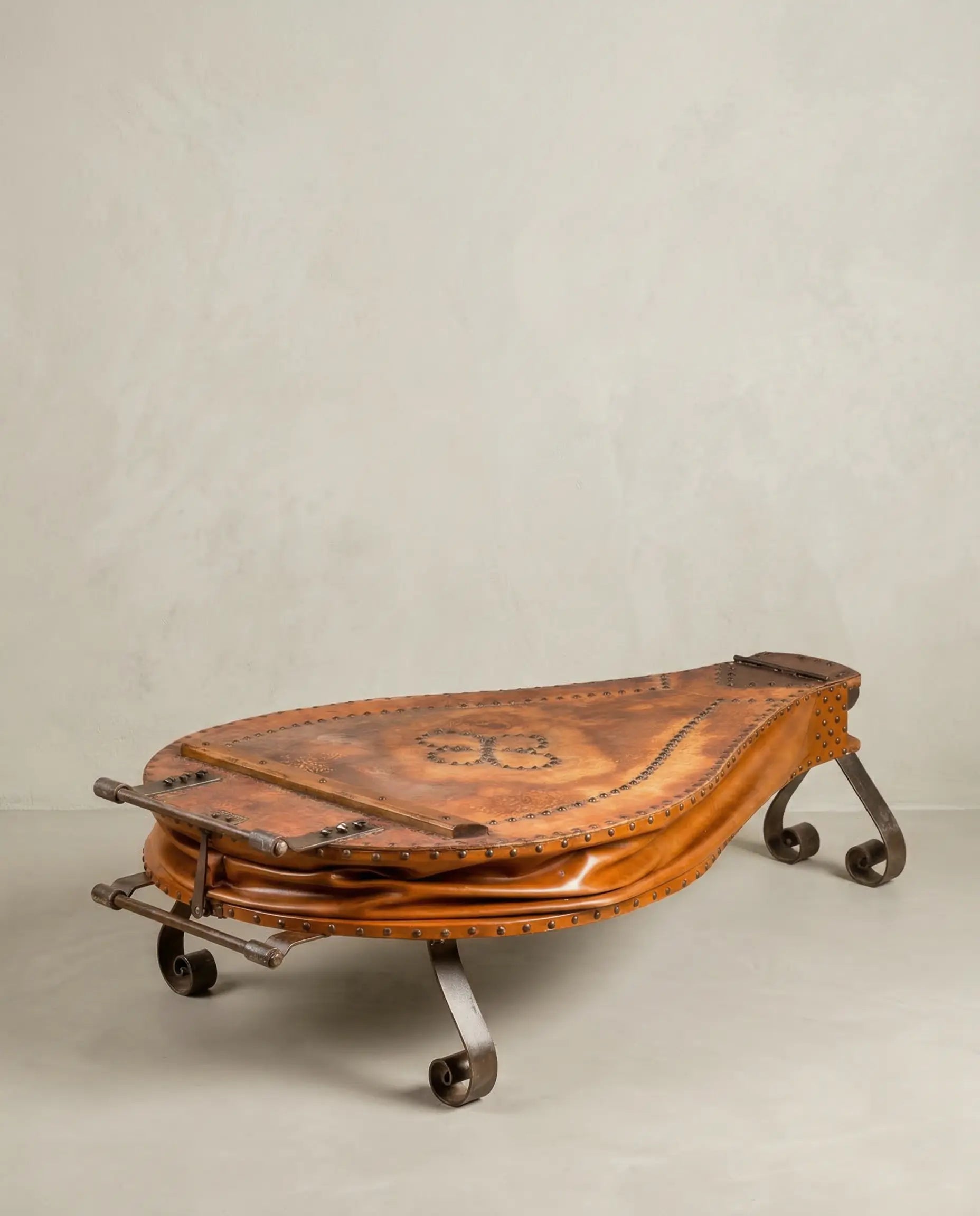 Mesa de centro de fuelle forja en cuero y hierro forjado