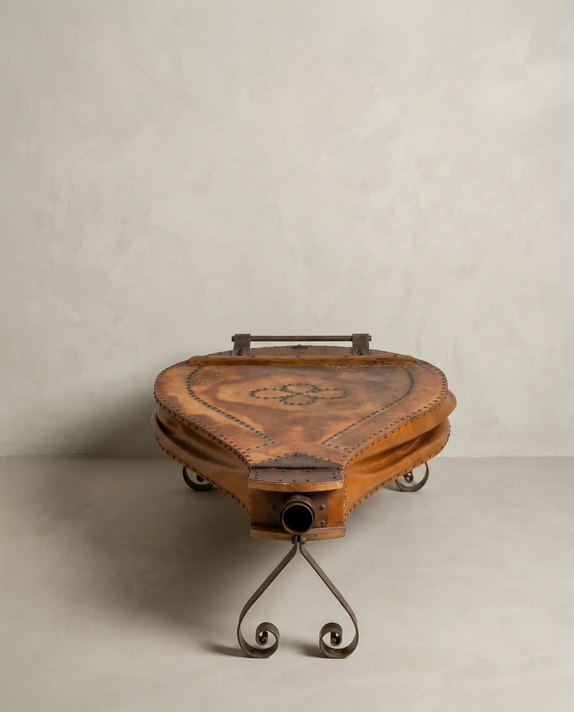 Mesa de centro de fuelle forja en cuero y hierro forjado