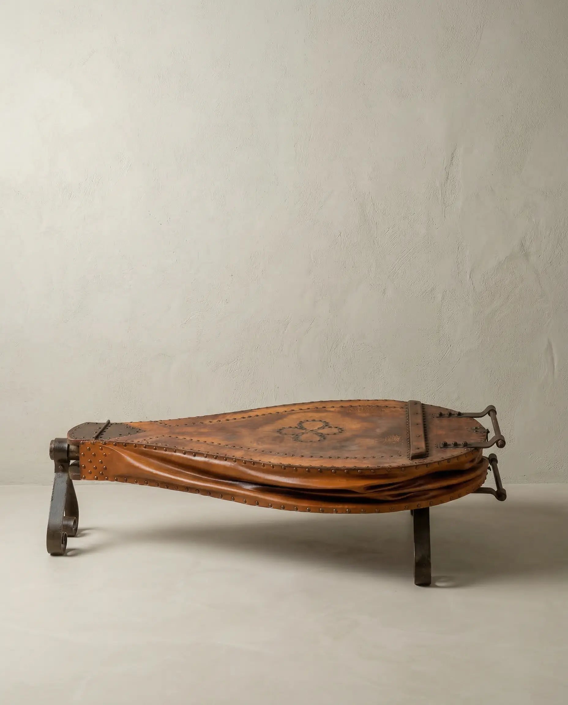 Mesa de centro única para salón, diseño de fuelle industrial recuperado y restaurado.