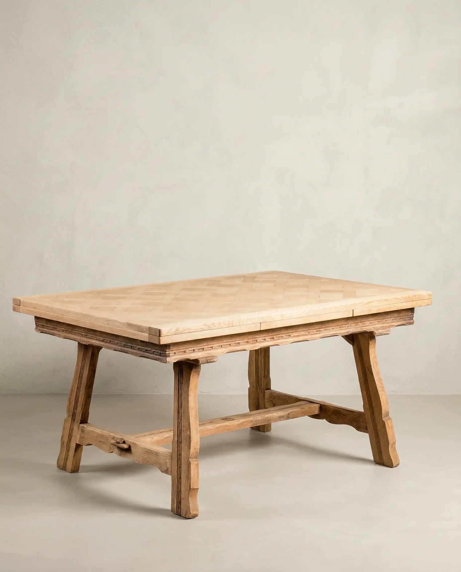 Mesa de comedor extensible en madera lavada con tablero  en espiga