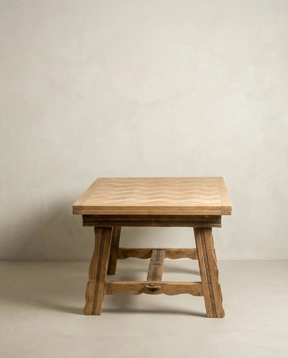 Mesa de comedor extensible en madera lavada con tablero  en espiga