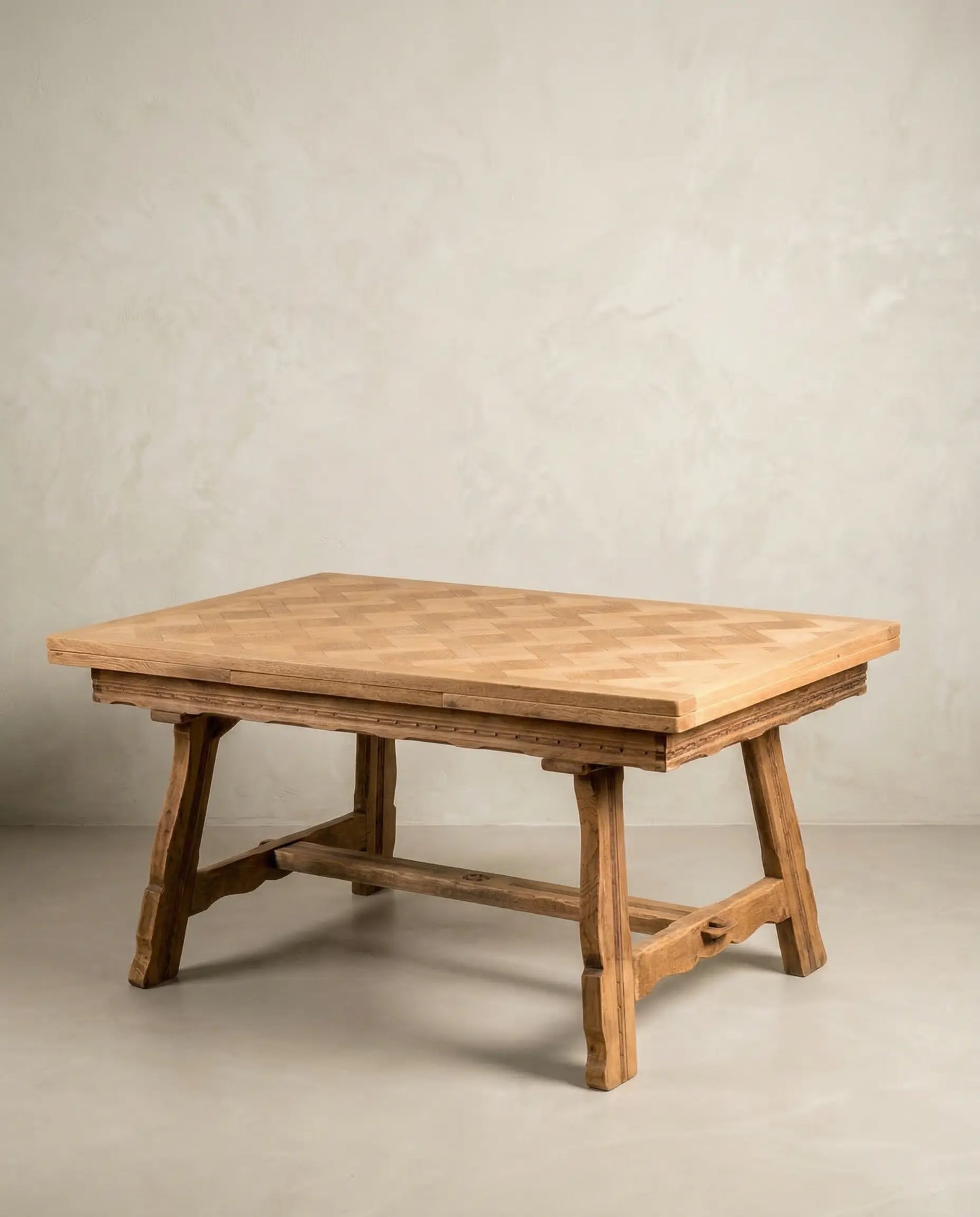 Mesa de comedor extensible en madera lavada con tablero  en espiga