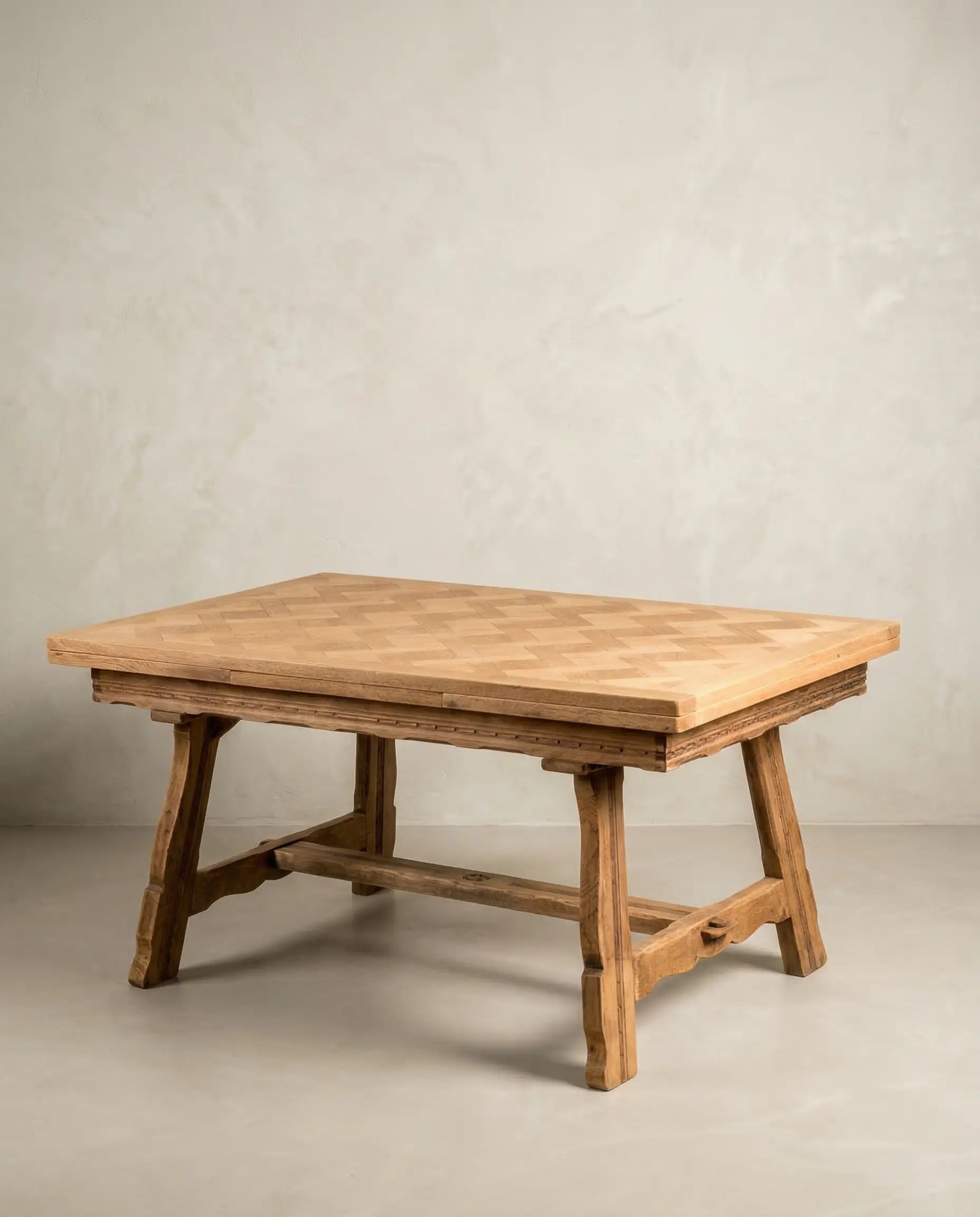 Mesa de comedor extensible en madera lavada con tablero  en espiga