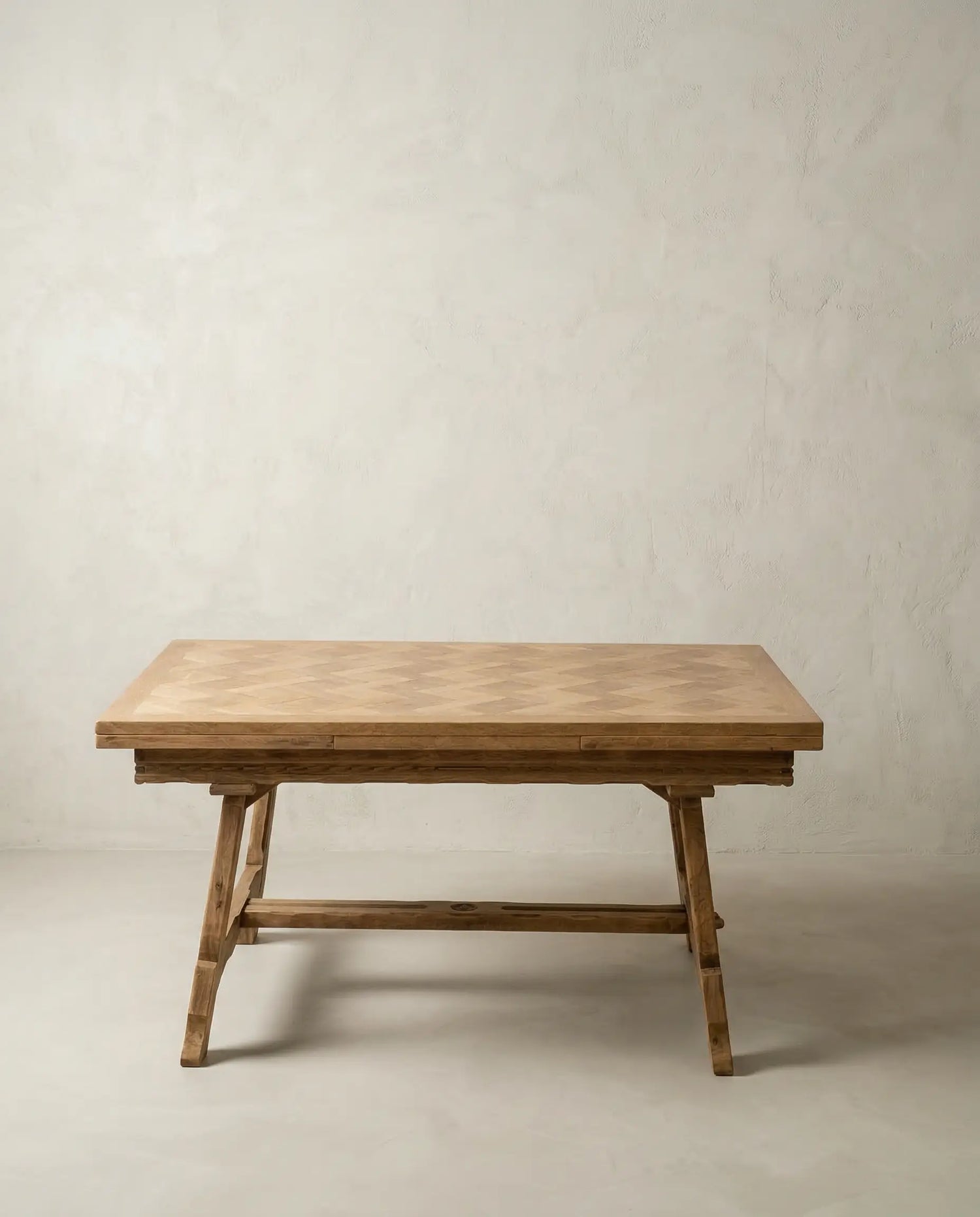 Mesa de comedor extensible en madera lavada con tablero  en espiga