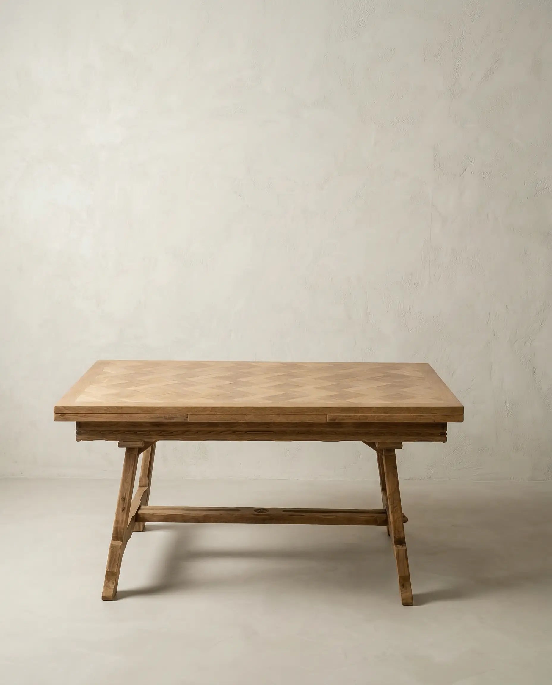 Mesa de comedor extensible en madera lavada con tablero  en espiga