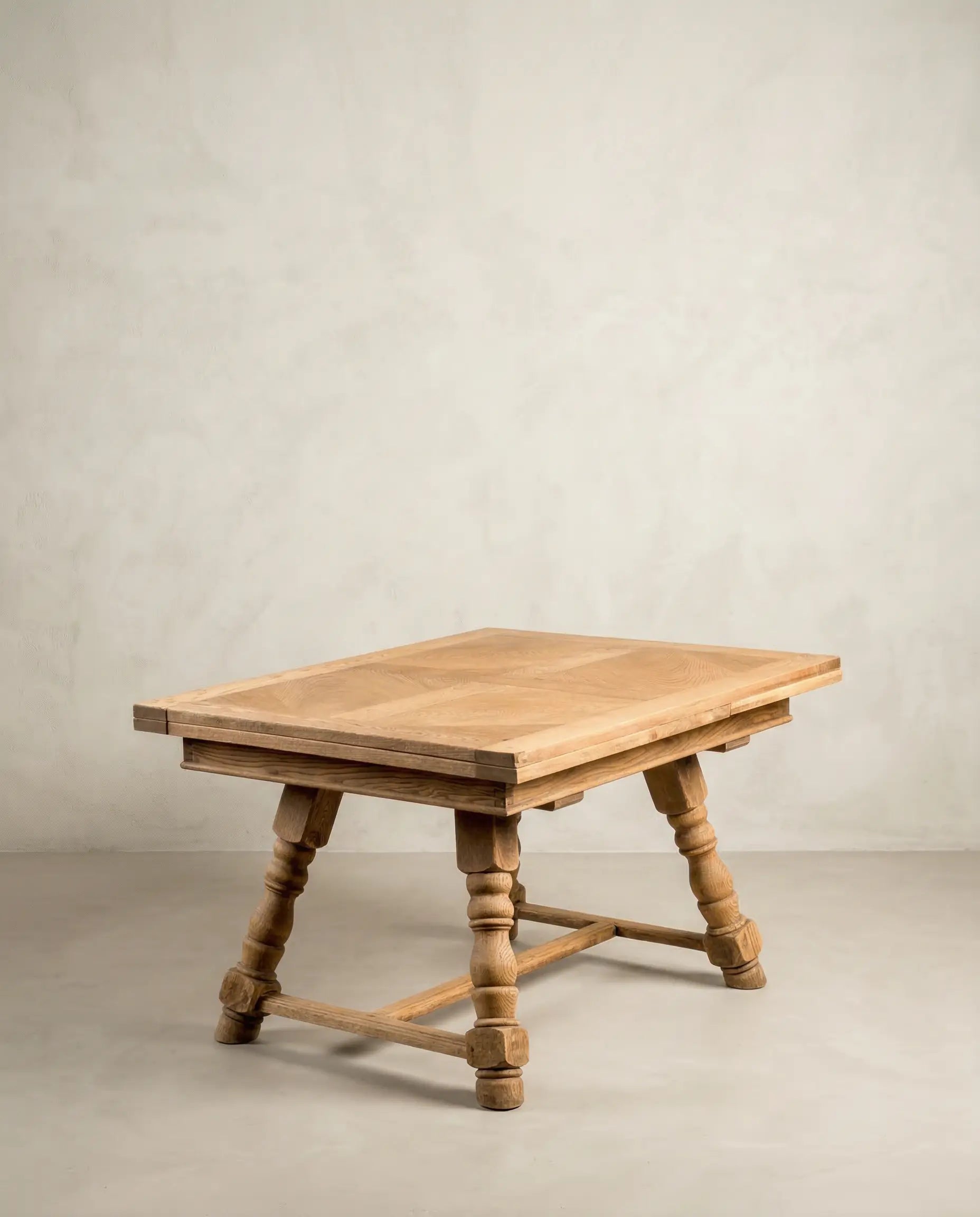 Mesa de comedor rústica cerrada mostrando las potentes patas torneadas y el acabado en madera clara.