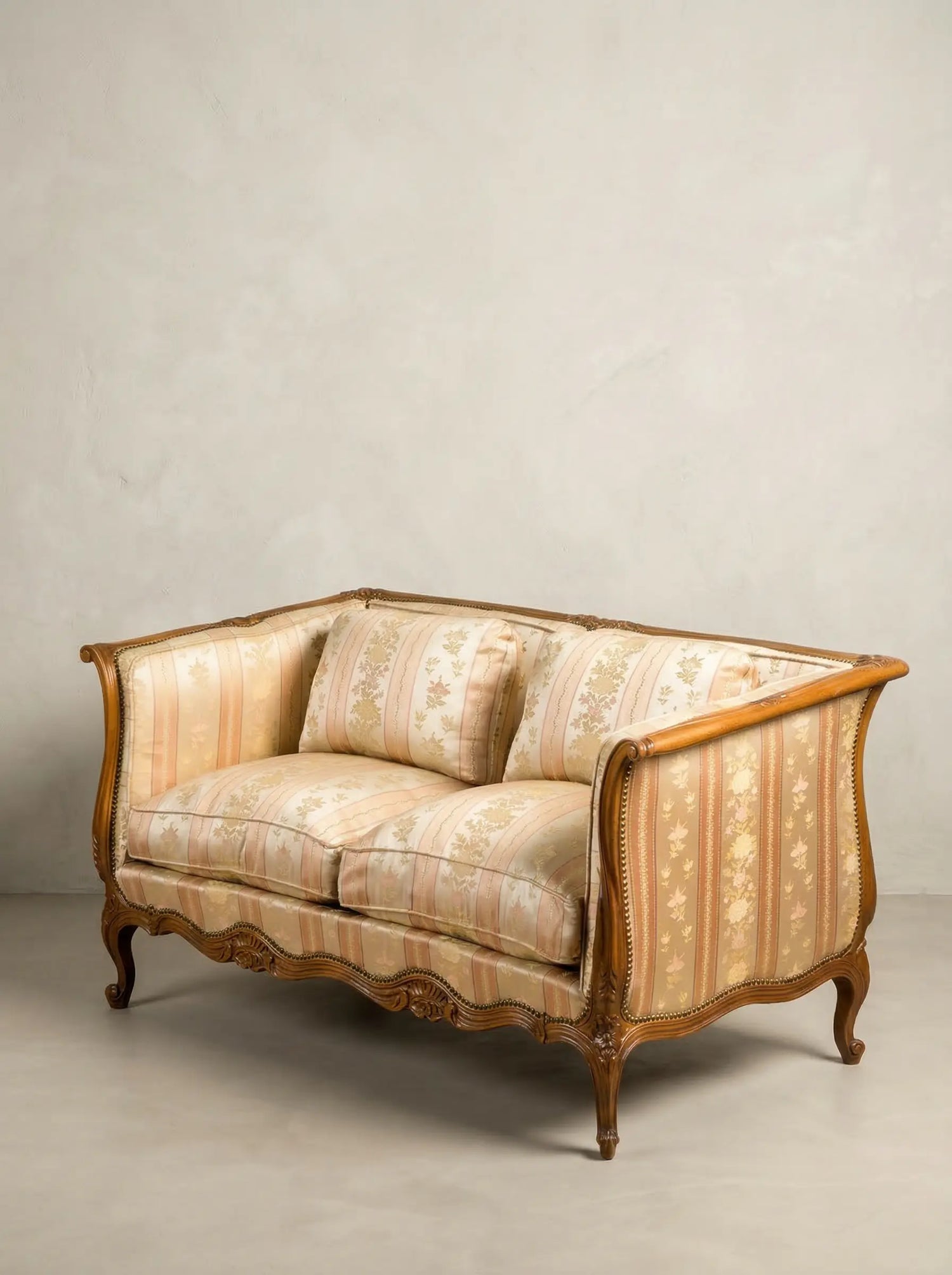 Sofá canapé estilo Luis XV tapizado en damasco floral