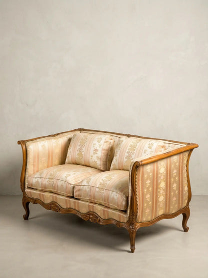 Sofá canapé estilo Luis XV tapizado en damasco floral