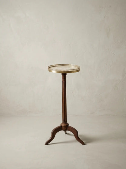 Mesa velador clásica con columna estriada y galería de latón