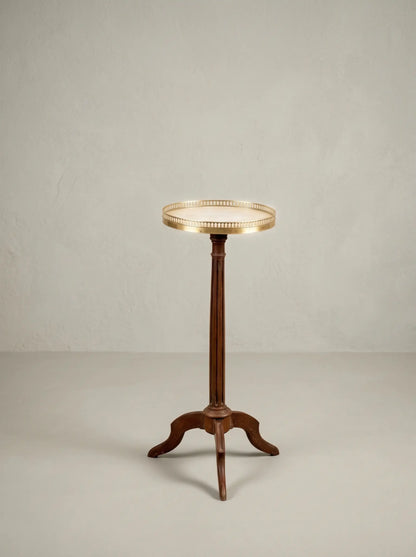 Mesa velador clásica con columna estriada y galería de latón