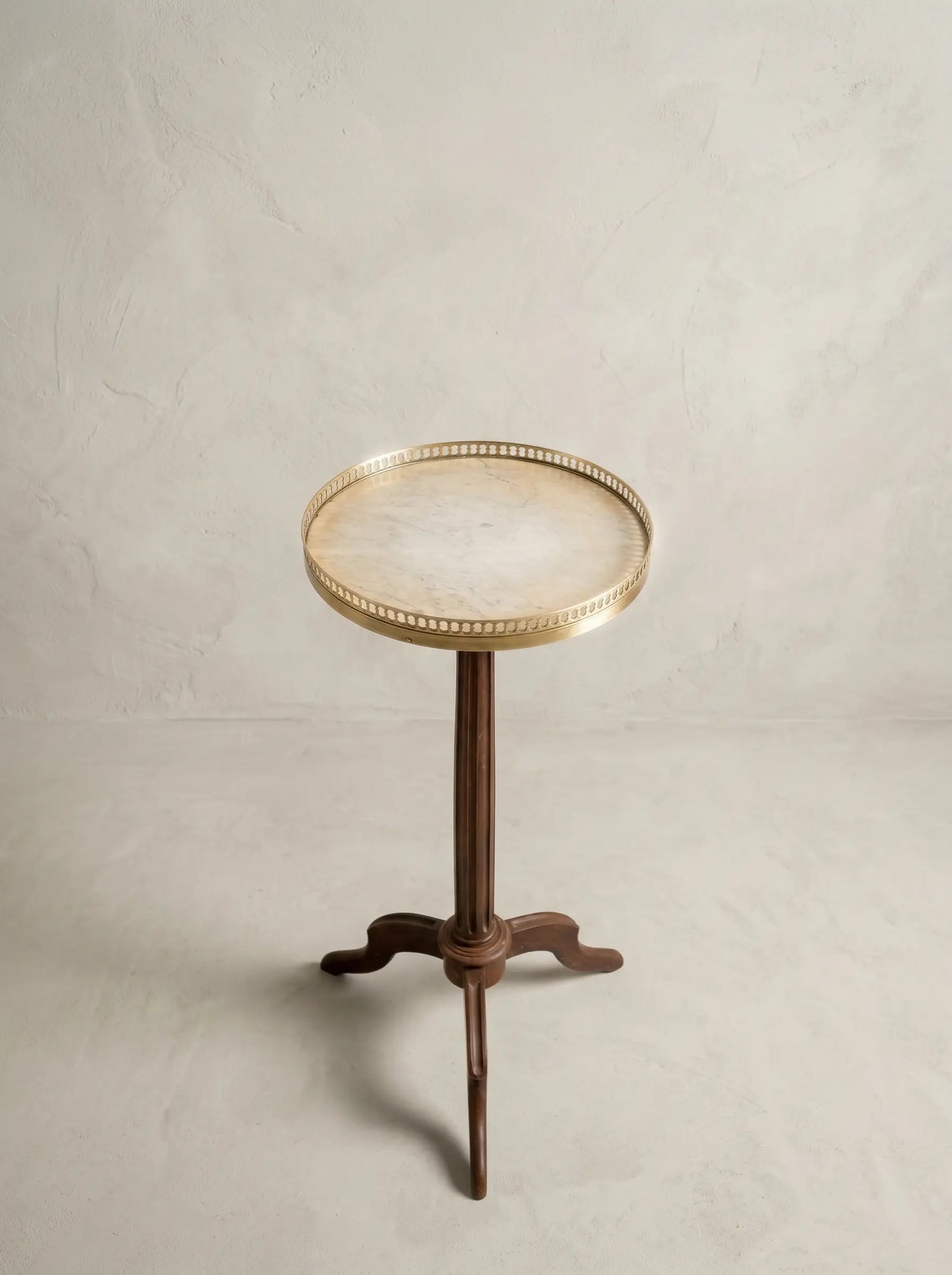 Mesa velador clásica con columna estriada y galería de latón