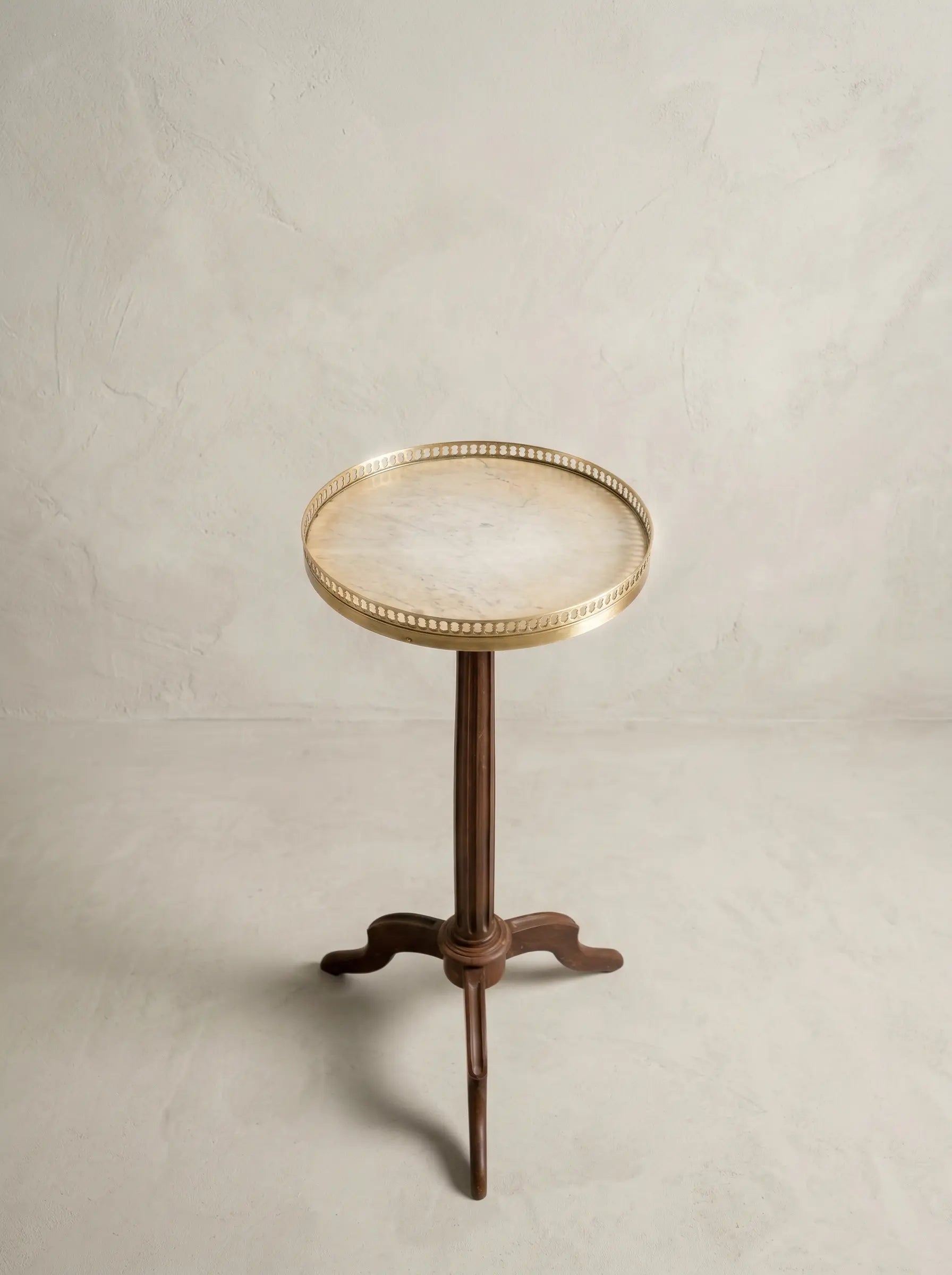 Mesa velador clásica con columna estriada y galería de latón