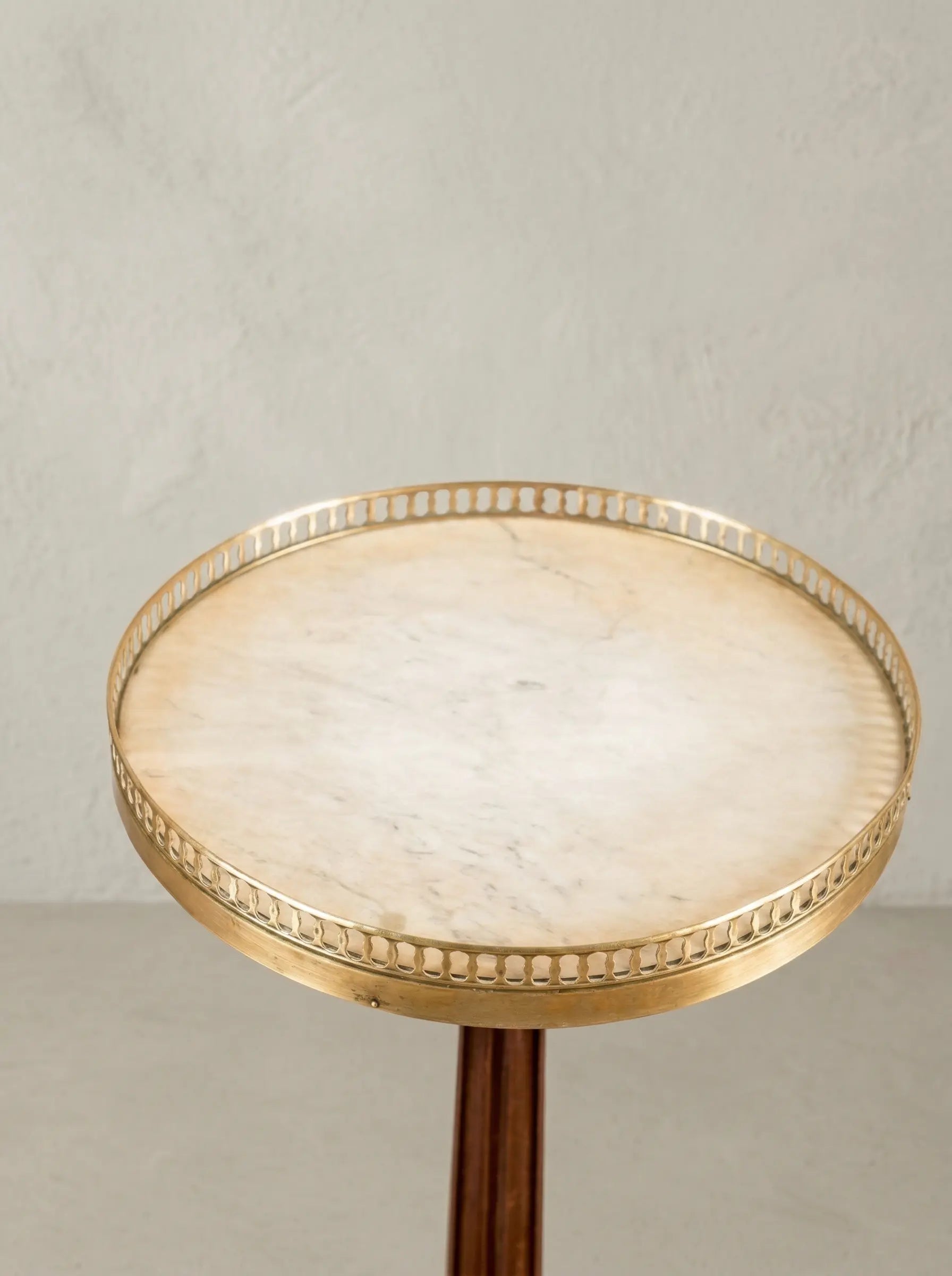 Mesa velador clásica con columna estriada y galería de latón